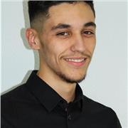 Personne a l’écoute, empathique et sympathique, présent pour aider les élèves.